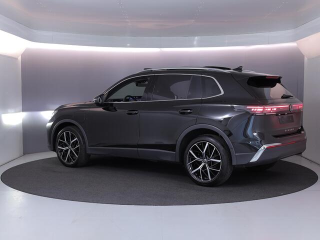 Volkswagen TIGUAN 1.5 eHybrid Elegance 204 pk Automaat (DSG) | SOH 100% | Verlengde garantie | Navigatie | Panoramadak | Trekhaak (wegklapbaar) | Parkeersensoren (Park assist) | Rondomzicht camera | Stoelverwarming v/a |