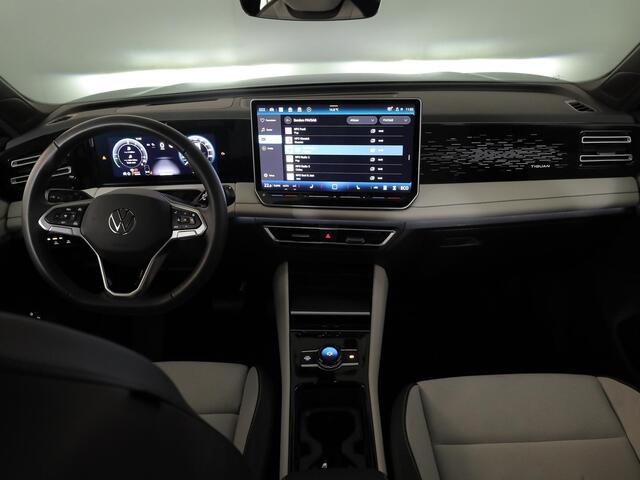 Volkswagen TIGUAN 1.5 eHybrid Elegance 204 pk Automaat (DSG) | SOH 100% | Verlengde garantie | Navigatie | Panoramadak | Trekhaak (wegklapbaar) | Parkeersensoren (Park assist) | Rondomzicht camera | Stoelverwarming v/a |