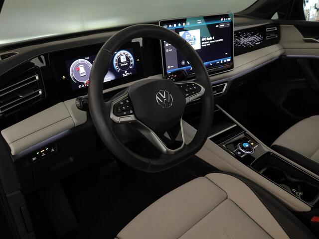 Volkswagen TIGUAN 1.5 eHybrid Elegance 204 pk Automaat (DSG) | SOH 100% | Verlengde garantie | Navigatie | Panoramadak | Trekhaak (wegklapbaar) | Parkeersensoren (Park assist) | Rondomzicht camera | Stoelverwarming v/a |