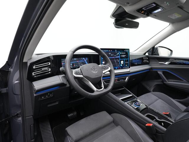 Volkswagen TIGUAN 1.5 eHybrid 204 pk Elegance | Panoramadak | Trekhaak | Head-up display | Adaptief onderstel | 360 Camera | IQ Light | Stuur-/stoelverwarming