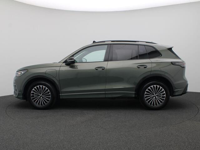 Volkswagen TIGUAN 1.5 eHybrid R-Line Edition 272PK DSG Prijs incl 20" zomerset, Pano-Schuifdak, Trekhaak, Harman Kardon, Black Style, 360gr. Camera, Head-Up Display, Matrix-LED Verlichting, Leder, Memorystoel