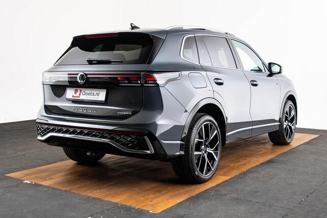 Volkswagen TIGUAN 1.5 eHybrid R-Line Trekhaak - Panoramadak - Adaptieve cruise control - Winterpakket - 360 graden-camera - Achterruitrijcamera - Dodehoeksensor - Stoelverwarming voor - Elektrische achterklep -