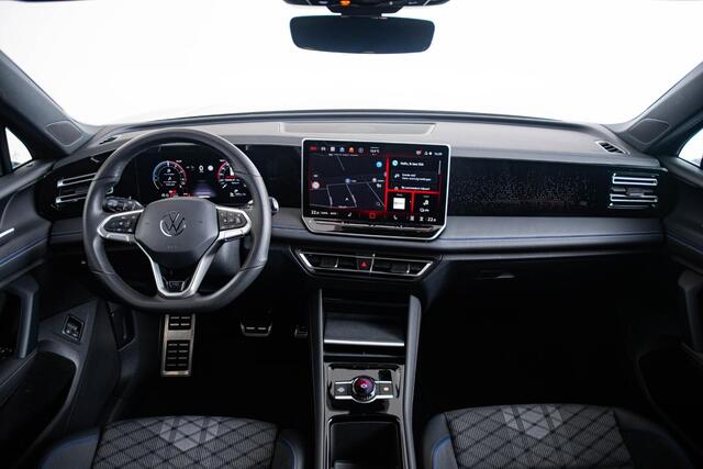 Volkswagen TIGUAN 1.5 eHybrid R-Line Trekhaak - Panoramadak - Adaptieve cruise control - Winterpakket - 360 graden-camera - Achterruitrijcamera - Dodehoeksensor - Stoelverwarming voor - Elektrische achterklep -