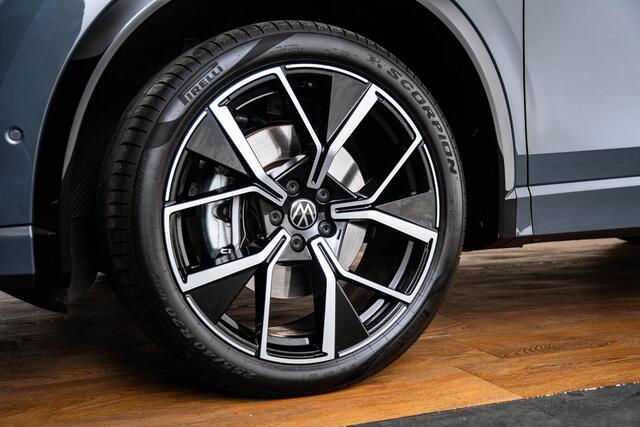 Volkswagen TIGUAN 1.5 eHybrid R-Line Trekhaak - Panoramadak - Adaptieve cruise control - Winterpakket - 360 graden-camera - Achterruitrijcamera - Dodehoeksensor - Stoelverwarming voor - Elektrische achterklep -