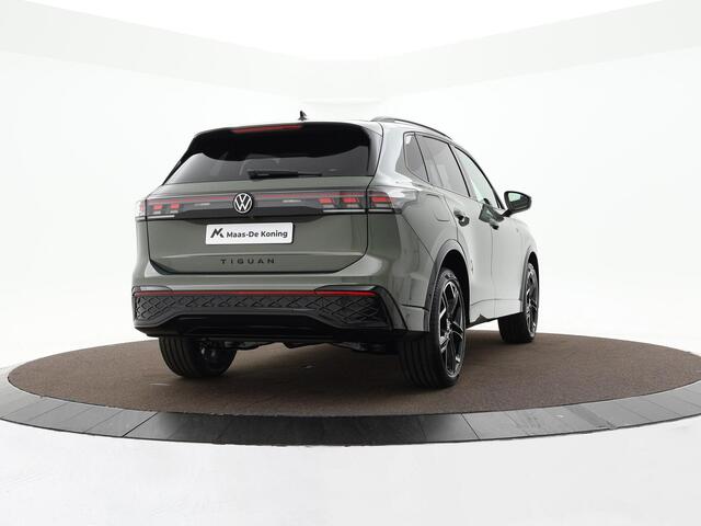 Volkswagen TIGUAN R-Line Edition 1.5 eHybrid 204 PK 6 versn. DSG · Achteruitrijcamera · Rondomzichtcamera · Draadloze telefoonlader · Black Style Pakket · Trekhaak inklapbaar, met elektrische ontgrendeling, incl. aanhangermanoeuvreerhulp Trailer Assist · Voorraad OUTLET · 