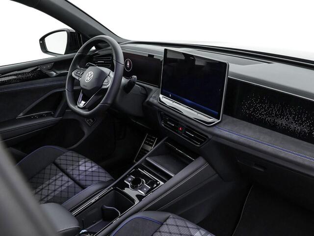 Volkswagen TIGUAN R-Line Edition 1.5 eHybrid 204 PK 6 versn. DSG · Achteruitrijcamera · Rondomzichtcamera · Draadloze telefoonlader · Black Style Pakket · Trekhaak inklapbaar, met elektrische ontgrendeling, incl. aanhangermanoeuvreerhulp Trailer Assist · Voorraad OUTLET · 