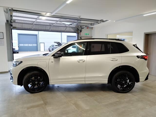 Volkswagen TIGUAN 1.5 TSI e-HYBRID 272 PK R-LINE PANO-DAK/CAMERA/TREKHAAK/HUD/LEDER/MEMORY