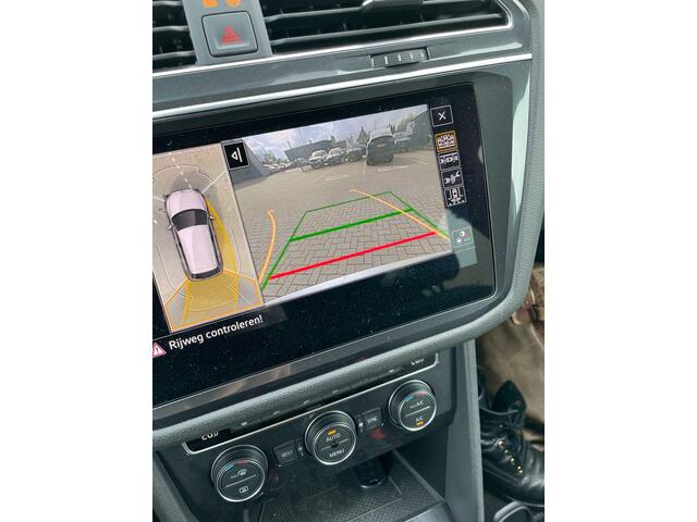 Volkswagen TIGUAN 2.0 TSI 4Motion R-Line 7p 7 zits r-line in en exterieur panoramadak 20" LMV Suzuka head up display discover pro navi digital cockpit pro area view rondom zicht camera verwarmbare voorruit stoelverwarming elektrische achterklep keyless entry wegklapbare tr