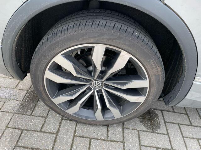 Volkswagen TIGUAN 2.0 TSI 4Motion R-Line 7p 7 zits r-line in en exterieur panoramadak 20" LMV Suzuka head up display discover pro navi digital cockpit pro area view rondom zicht camera verwarmbare voorruit stoelverwarming elektrische achterklep keyless entry wegklapbare tr