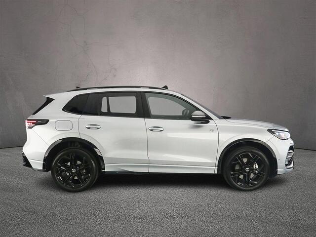 Volkswagen TIGUAN R-Line Edition 1.5 TSI eHybrid 204pk DSG Automaat Trekhaak, Navigatie, Panoramadak, Adaptive cruise control, Elektrische achterklep, Black style