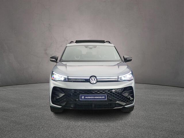 Volkswagen TIGUAN R-Line Edition 1.5 TSI eHybrid 204pk DSG Automaat Trekhaak, Navigatie, Panoramadak, Adaptive cruise control, Elektrische achterklep, Black style