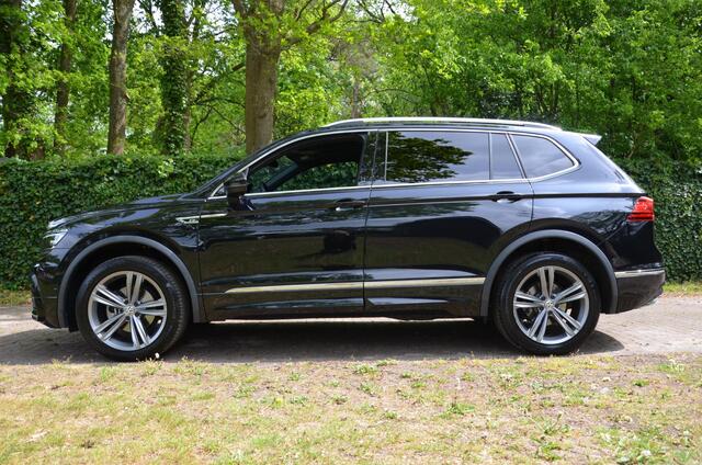 Volkswagen TIGUAN Allspace 1.5 TSI Highline Business R 7 Persoons. Automaat/Navi/Pdc/Ecc/Led/Virtual dashboard/Achteruitrijcamera/Panoramadak/Cr-Controle/19-Inch Lmv/Trekhaak elektrisch uitklapbaar/Stoelverwarming