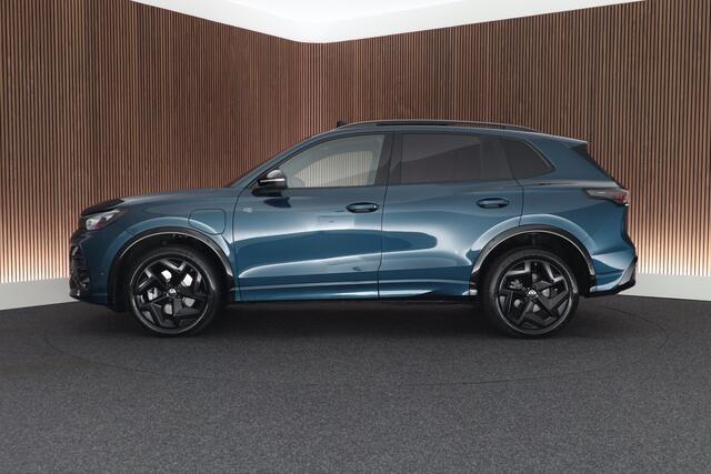 Volkswagen TIGUAN 1.5 eHybrid 204pk R-Line Edition Black Style Panoramadak Trekhaak 360Camera Stoelverwarming Virtual Cockpit Navigatie