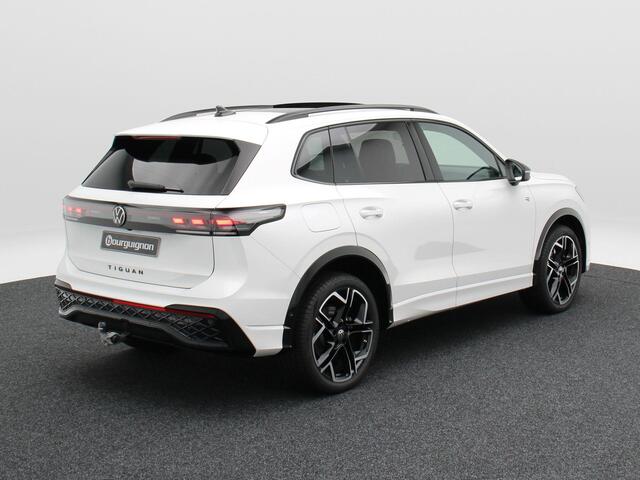Volkswagen TIGUAN 1.5 eHybrid 272 Pk Automaat R-Line Edition | Black Style | Panoramadak | Stoelverwarming | Trekhaak | Adaptive Cruise | 360° Camera | CarPlay | 20 Inch | 13.549 Km !!
