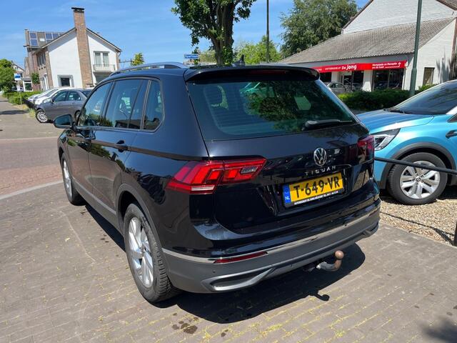 Volkswagen TIGUAN 1.5 TSI LIFE BUSINESS / NAVI / CARPLAY / CAMERA / TREKHAAK / STOEL+STUUR VERWARMING / DAB / LED / ADAP. CRUISE