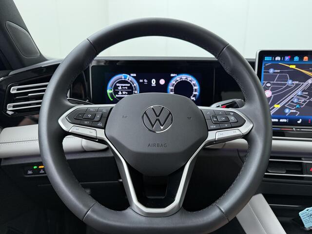 Volkswagen TIGUAN 1.5 eHybrid Life Edition | 204 PK | SoH 97% | Trekhaak | Panoramadak | Matrix LED | 360 graden camera | Dodehoek detectie | 20" LM velgen |