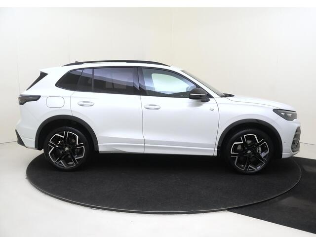 Volkswagen TIGUAN 1.5 eHybrid R-Line Edition | SoH 100% | Panoramadak | Trekhaak | Lederen bekleding 'Varenna' | 360 camera | Black style | Harman/kardon | Adaptieve demping |