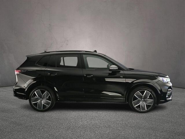 Volkswagen TIGUAN R-Line Edition 1.5 TSI eHybrid 272pk DSG Automaat Trekhaak, Panoramadak, Black Style, Adaptive cruise control, LED matrix koplampen, Head up display