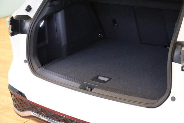 Volkswagen TIGUAN 1.5 eHybrid R-Line Business | APPCONNECT | CAMERA + PDC | SCHUIF / KANTELDAK | LANE-ASSIST | AMBIENT LIGHT |