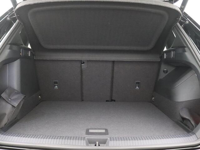 Volkswagen TIGUAN 1.5 eHybrid R-Line Edition 272PK DSG SOH 100%, Panoramadak, Trekhaak, Black Style, Navi, Elektr. Achterklep, 19" LM Velgen, Keyless, Side Assist, Matrix LED-Verlichting, 360gr. Camera