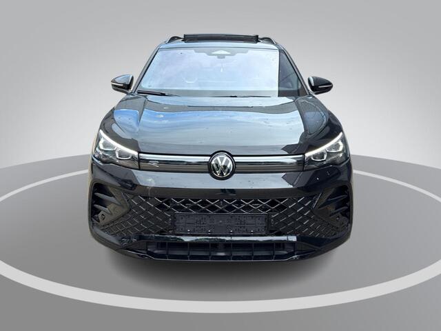 Volkswagen TIGUAN 1.5 204pk DSG eHybrid R-Line Edition · Panoramadak · Wegklapbare Trekhaak · 360 Camera · Massage · Black Style · 20'' Inch · Garantie t/m 23-09-2030 of 100.000km