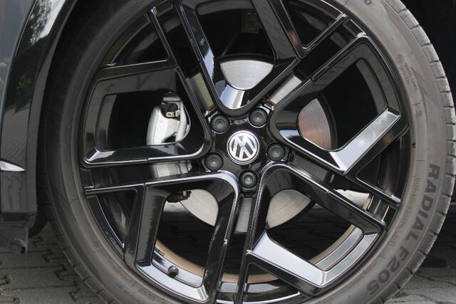 Volkswagen TIGUAN 1.5 eTSI R-Line Edition - R Line binnen en buiten - 360 camera - 20 inch Stoelmassage - Weinig kilometers - IQ Light - Black Style - Adaptive cruise