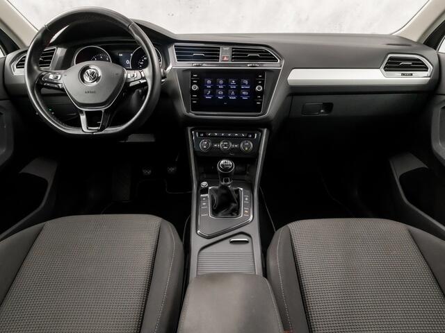Volkswagen TIGUAN 1.4 TSI Sportline (APPLE CARPLAY, GROOT NAVI, CLIMATE, STOELVERWARMING, SPORTSTOELEN, GETINT GLAS, PARKEERSENSOREN, NIEUWSTAAT)