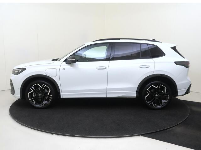 Volkswagen TIGUAN 1.5 eHybrid R-Line Edition | SoH 99% | Panoramadak | Lederen bekleding 'Varenna' | Trekhaak | Harman/kardon | Head-up display | Adaptieve demping | Black style | Stoelventilatie voor |