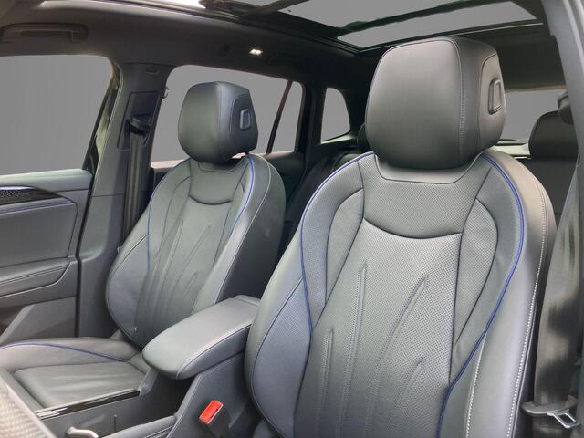 Volkswagen TIGUAN 1.5eHybrid 200kW/272PK R-Line Black Style DSG · Panoramadak · Leder · Trekhaak · Harman Kardon sound · Camera · Apple/Android Car Play · Verwarmde stoelen Voor & Achter · Stoelventilatie · Garantie t/m 10-06-2030 of 100000km.