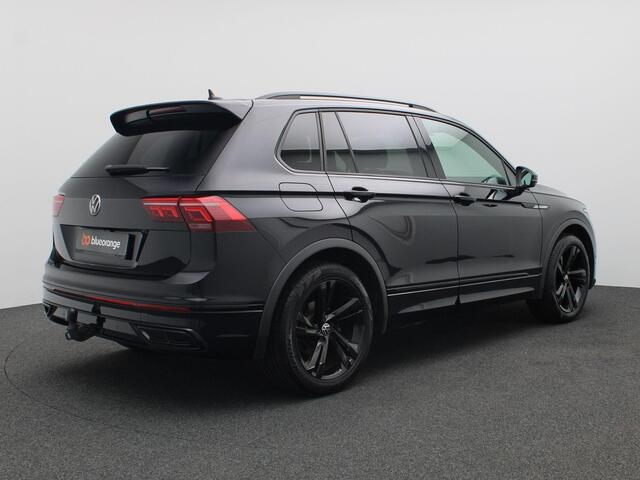 Volkswagen TIGUAN 1.5 TSI R-Line Business+ 150PK DSG Trekhaak, Achteruitrijcamera, Black Style, Voorruitverwarming, Stoel-Stuurverwarming, Side Assist, 19" LM Velgen