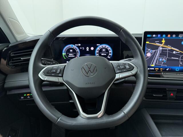 Volkswagen TIGUAN 1.5 eHybrid Life Edition | 150 PK | SoH 100 % | Trekhaak wegklapbaar | Achteruitrijcamera | Panoramadak | Stuur- & Stoelverwarming | Matrix LED |