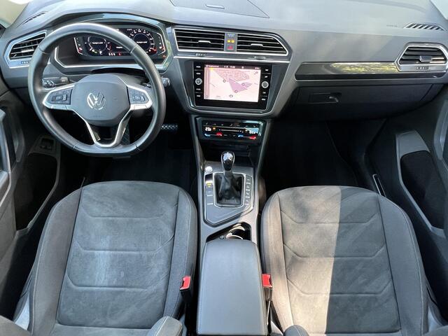 Volkswagen TIGUAN 1.4 TSI eHybrid Elegance Business+ Dealer onderhouden / Elektrische trekhaak (1800 kg) / Accu SoH 94.4 % / Navigatie / Apple Carplay Android / Stuur- en stoelverwarming / Parkeer assistent / 18" LM wielen /