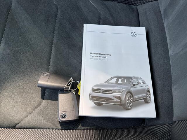 Volkswagen TIGUAN 1.4 TSI eHybrid Elegance Business+ Dealer onderhouden / Elektrische trekhaak (1800 kg) / Accu SoH 94.4 % / Navigatie / Apple Carplay Android / Stuur- en stoelverwarming / Parkeer assistent / 18" LM wielen /