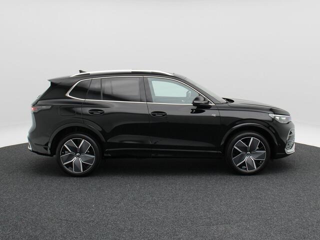 Volkswagen TIGUAN 1.5 eHybrid R-Line Edition | Trekhaak | Panoramadak | Head-Up Display | 360 Camera | App Connect |