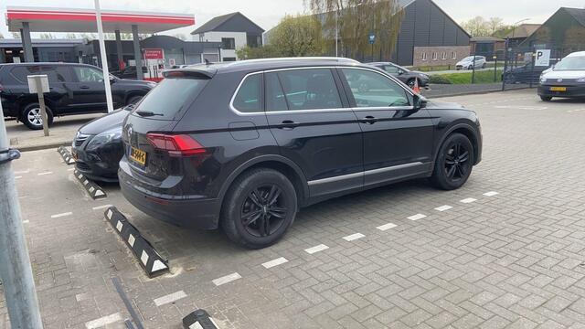 Volkswagen TIGUAN 1.4 TSI ACT Connected Series NL auto 1e eigenaar nieuw door ons geleverd en onderhouden elektrische achterklep, Panoramadak, ergonomische stoelen, achteruitrij camera, spiegelpakket