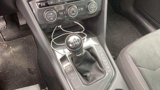 Volkswagen TIGUAN 1.4 TSI ACT Connected Series NL auto 1e eigenaar nieuw door ons geleverd en onderhouden elektrische achterklep, Panoramadak, ergonomische stoelen, achteruitrij camera, spiegelpakket