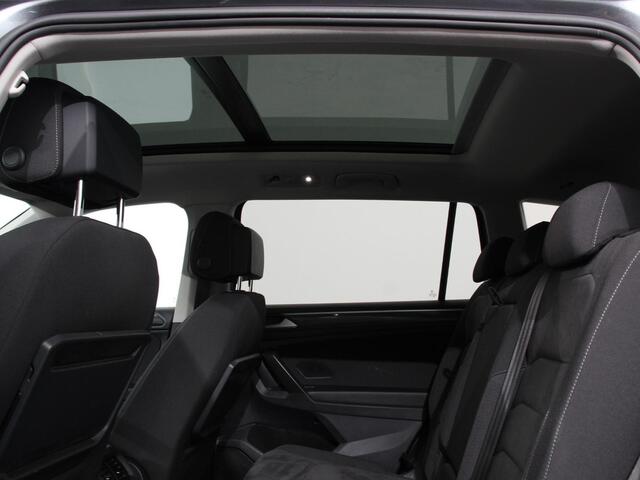 Volkswagen TIGUAN Allspace 1.5 TSI Highline All-space 7p. Adaptive cruise control Climate control LED Parkeersensoren Panoramadak Achteruitrijd camera Trekhaak Navigatie Voorstoelen verwarmd Apple Carplay/ Android Auto