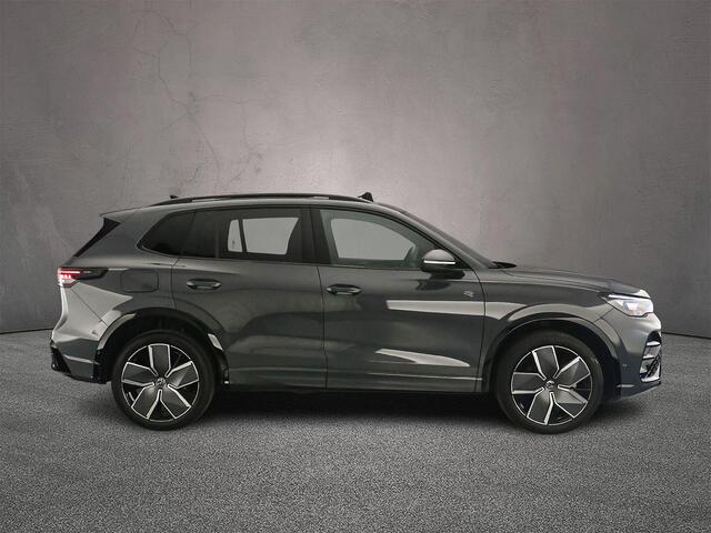 Volkswagen TIGUAN R-Line Edition 1.5 TSI eHybrid 204pk DSG Automaat Trekhaak, Panoramadak, Black Style, Adaptive cruise control, Navigatie, Achteruitrijcamera