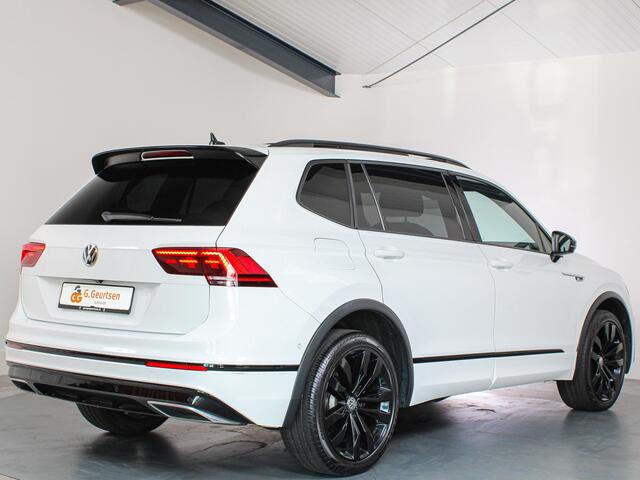 Volkswagen TIGUAN Allspace 1.5 TSI Highline R-line Blackstyle 7-Persoons Panoramadak, 20'' Inch, Mooie en nette auto!