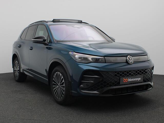 Volkswagen TIGUAN 1.5 eHybrid R-Line Edition 272PK DSG SOH 100%, Panoramadak, Trekhaak, Leder, Memorystoel, 20" LM Velgen(foto volgt), Black Style, Head-Up Display, 360gr. Camera, Harman Kardon Audio