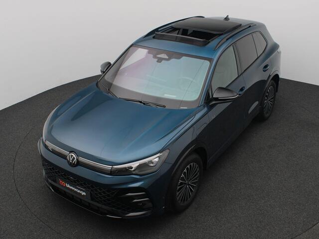 Volkswagen TIGUAN 1.5 eHybrid R-Line Edition 272PK DSG SOH 100%, Panoramadak, Trekhaak, Leder, Memorystoel, 20" LM Velgen(foto volgt), Black Style, Head-Up Display, 360gr. Camera, Harman Kardon Audio