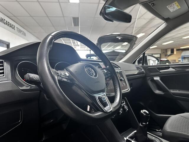 Volkswagen TIGUAN 1.4 TSI Comfortline Business/ Trekhaak/ 17'' LMV/ Adaptive Cruise/ Apple + Android/ Lane-Assist./ Stoelverw./ PDC V+A/ Navi/ Bluetooth/ Multi. LEDER. Stuur/ Mistl./ Grootlicht Assist.