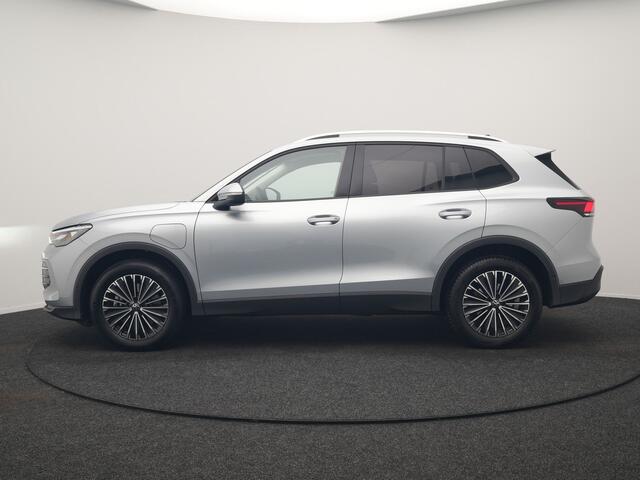 Volkswagen TIGUAN 1.5 eHybrid Life PHEV 204pk | Trekhaak Af Fabriek | Adaptive Cruise | Camera | Sportstoelen Verwarmd | BLIS | Sfeerverlichting | Stuurverwarming | Apple Carplay | IQ Drive | Navigatie | Virtual | DAB | 18"L.M | Plug In Hybrid |