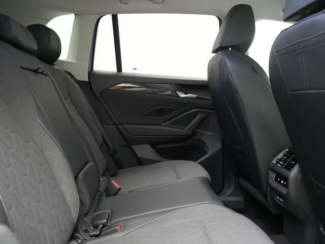 Volkswagen TIGUAN 1.5 eHybrid Life PHEV 204pk | Trekhaak Af Fabriek | Adaptive Cruise | Camera | Sportstoelen Verwarmd | BLIS | Sfeerverlichting | Stuurverwarming | Apple Carplay | IQ Drive | Navigatie | Virtual | DAB | 18"L.M | Plug In Hybrid |