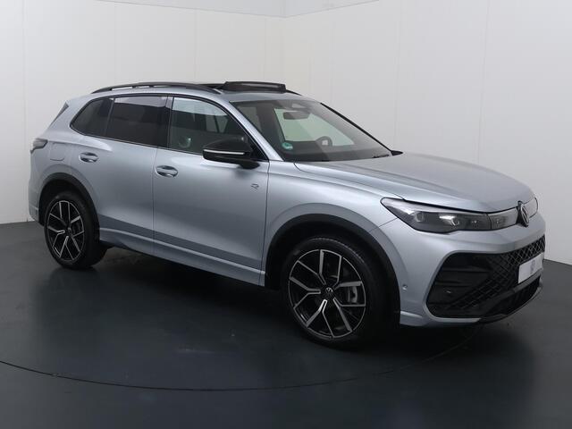 Volkswagen TIGUAN 1.5 eHybrid R-Line Edition | 272 PK | Trekhaak wegklapbaar | Panoramadak | Matrix LED | Harman Kardon Audio | Head-up display | Massagestoelen |