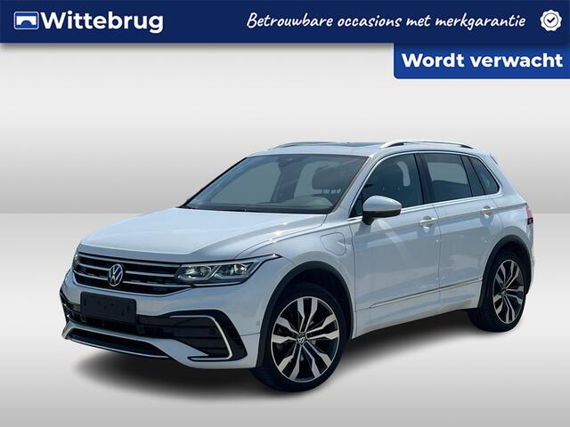 Volkswagen TIGUAN 1.4 TSI eHybrid 245PK R-Line Business+ / Panoramadak / Zwenkbare Trekhaak / IQ LED / Memory Seat / Elektrische Achterklep / Stuur + Stoelverwarming V+A