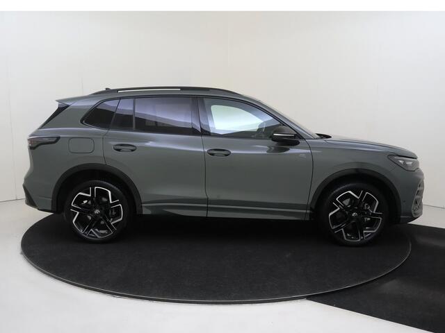 Volkswagen TIGUAN 1.5 eHybrid R-Line Edition | SoH 100% | Panoramadak | Lederen bekleding 'Varenna' | Trekhaak | Adaptieve demping | Head-up display | Harman/kardon | Stoelventilatie voor |
