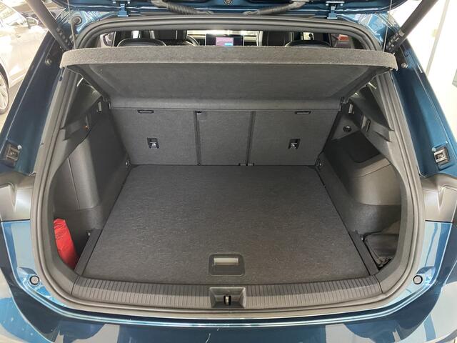 Volkswagen TIGUAN 1.5 eHybrid R-Line Edition 272 PK Full Option, Panoramadak , Headup , Dynamic Light, Trekhaak, Leer , Massage stoelen