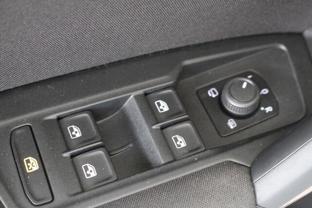 Volkswagen TIGUAN 1.5 TSI Life Navigatie | Trekhaak | Parkeercamera | All Season Banden