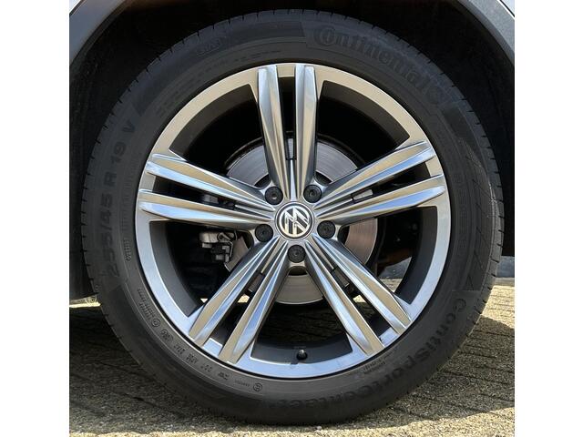 Volkswagen TIGUAN 1.4 TSI ACT R-Line Business R 150PK | AUTOMAAT | Elektrische Trekhaak | Adaptive Cruise Control | Navigatie | Parkeersensoren | 19 inch | Stoelverwarming | Climate Control | APK tot 14-03-2027 | 2 Sleutels |